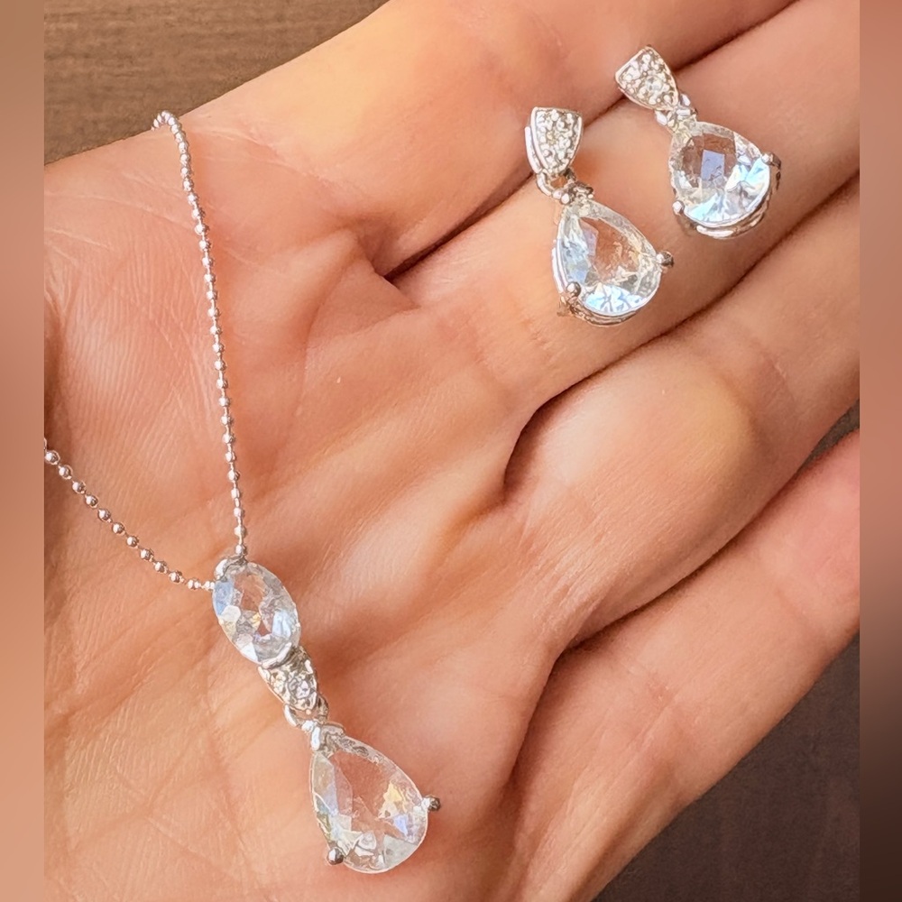 Vintage Avon Clear Crystal Teardrop Necklace Earrings Set Silver Tone NIB 2006